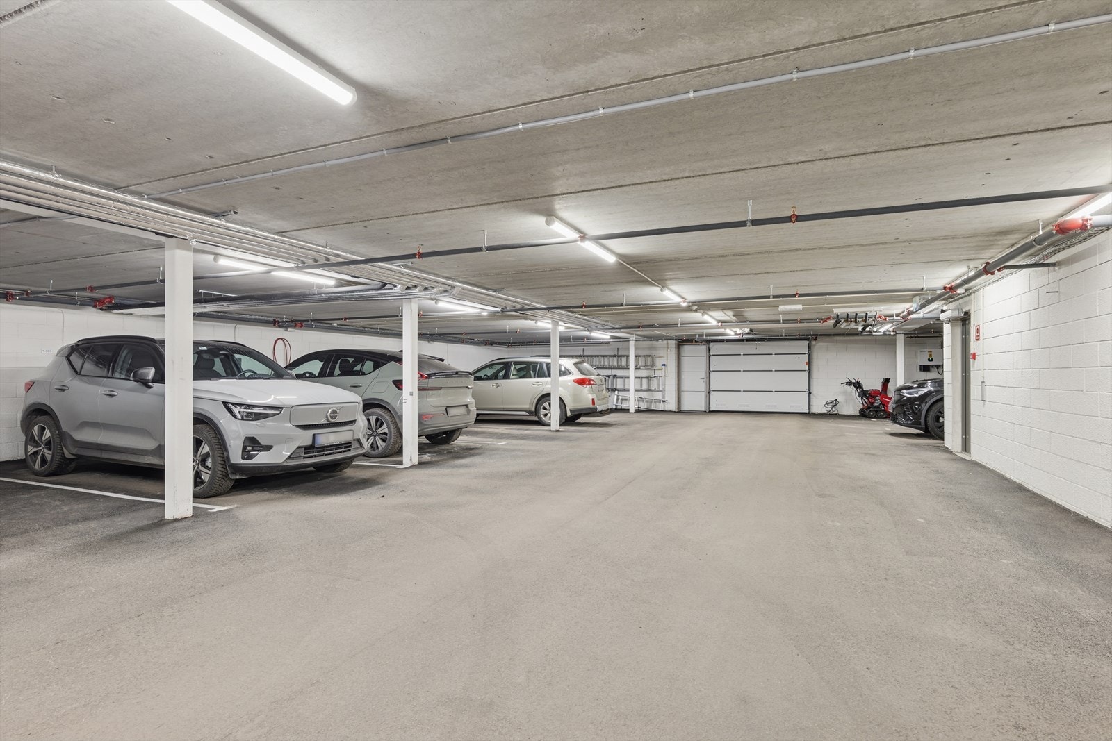 Leiligheten disponerer fast parkeringsplass lukket garasjeanlegg - Her er det montert EL-billader som medfølger Galleribilde
