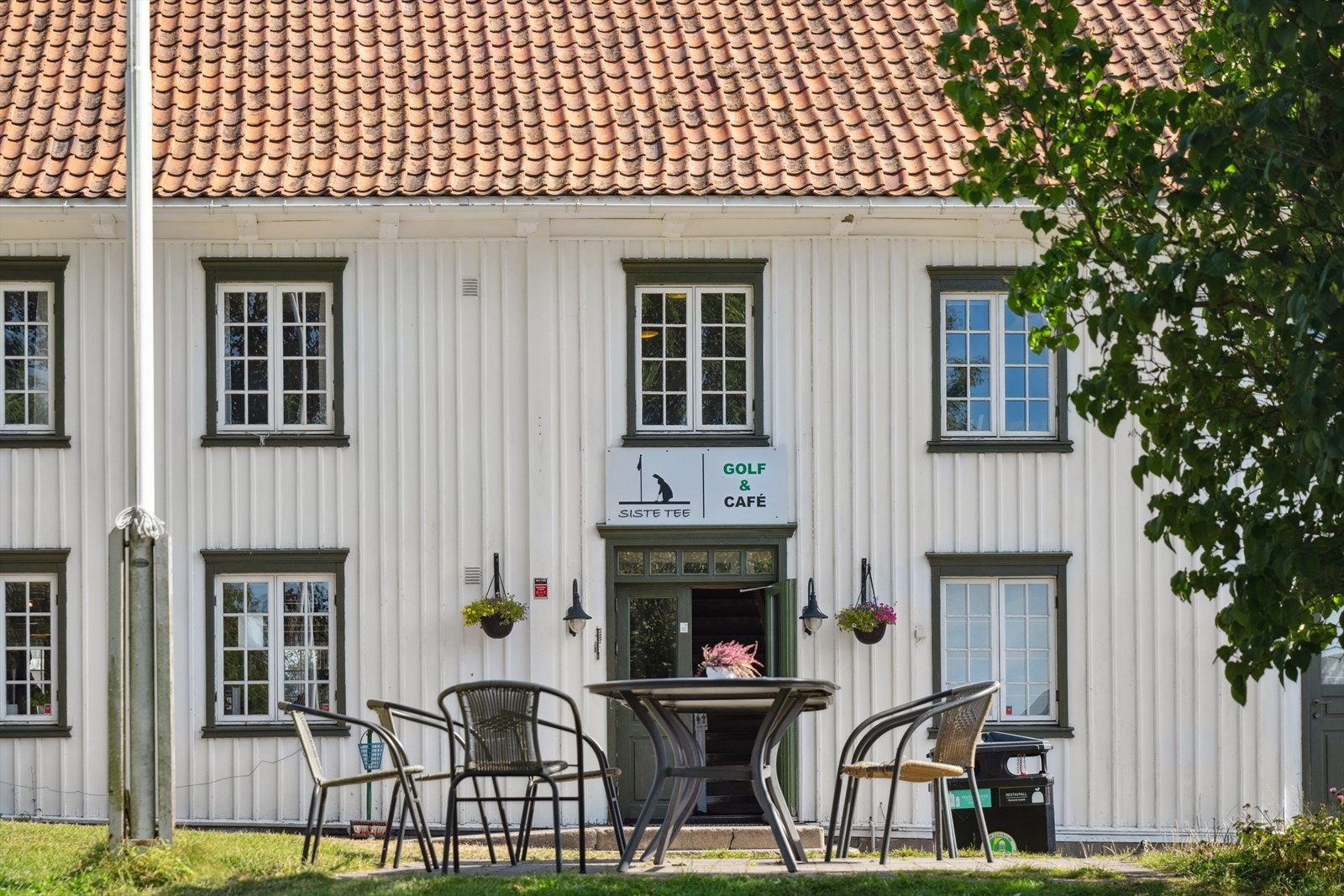 I umiddelbar nærhet ligger golfklubbens kafé, et hyggelig samlingssted i nabolaget. Galleribilde