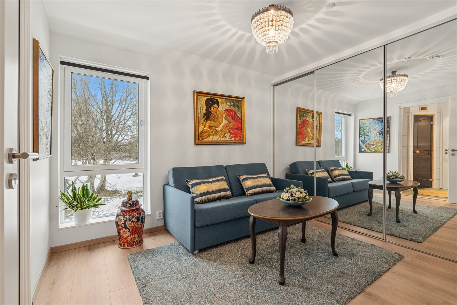 Pent soverom med romslig skyvedørs garderobe (Soverom 1) Galleribilde