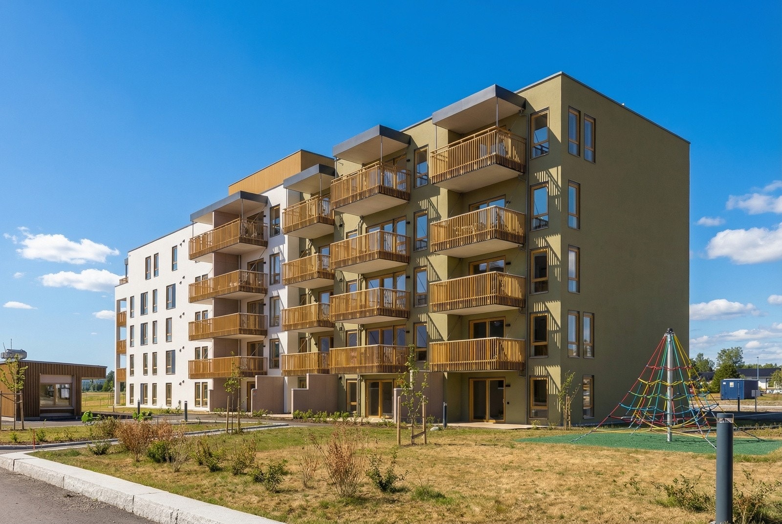 Leiligheten er beliggende i et sentralt og familievennlig område på Kløfta i Ullensaker kommune, med kort vei til alt du trenger i hverdagen. Velkommen til visning! Galleribilde