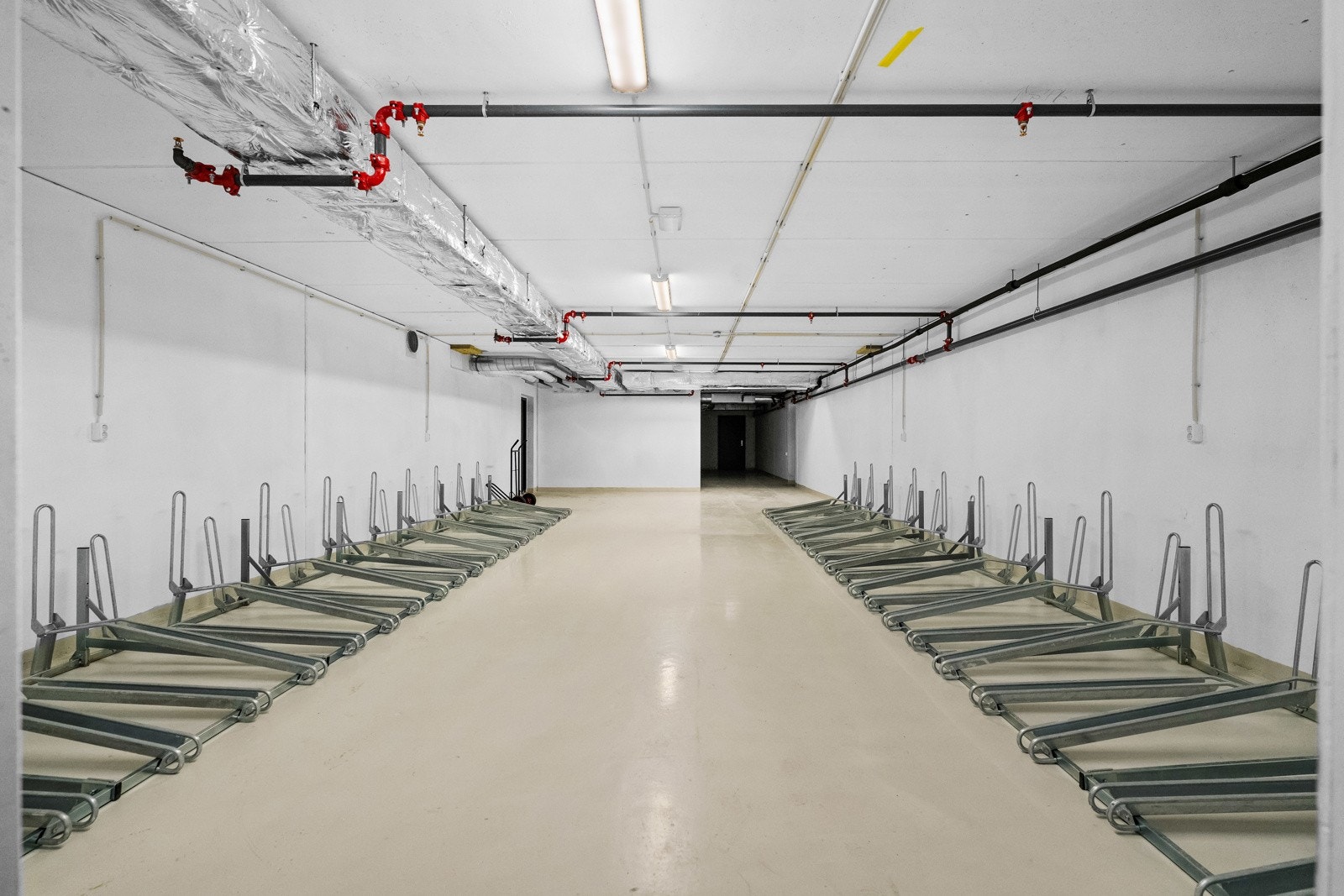 Andelseierne i borettslaget har tilgang til felles sykkelparkering i garasjekjeller. Galleribilde