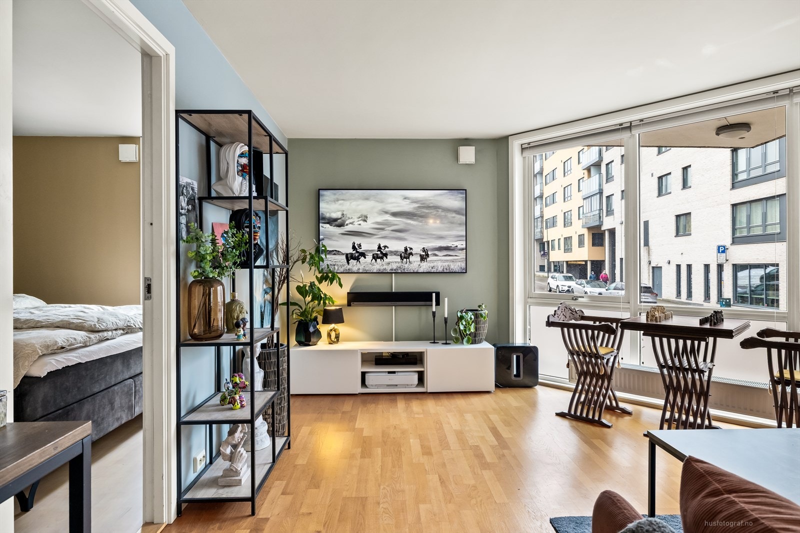 Leiligheten har flere kvaliteter som fjernvarme via radiatorer og oppvarming er inkludert i felleskostnadene. Galleribilde