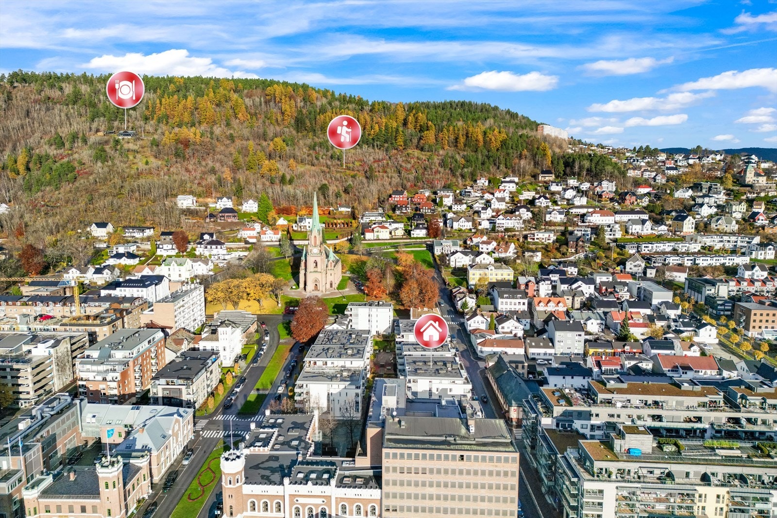 Med Bragernesåsen rett i bakkant av boligen er det kort vei til marka og turstiene i åsen. Drammensmarka kan by på milevis med preparerte langrennsløyper om vinteren og flotte turstier om sommeren. Galleribilde