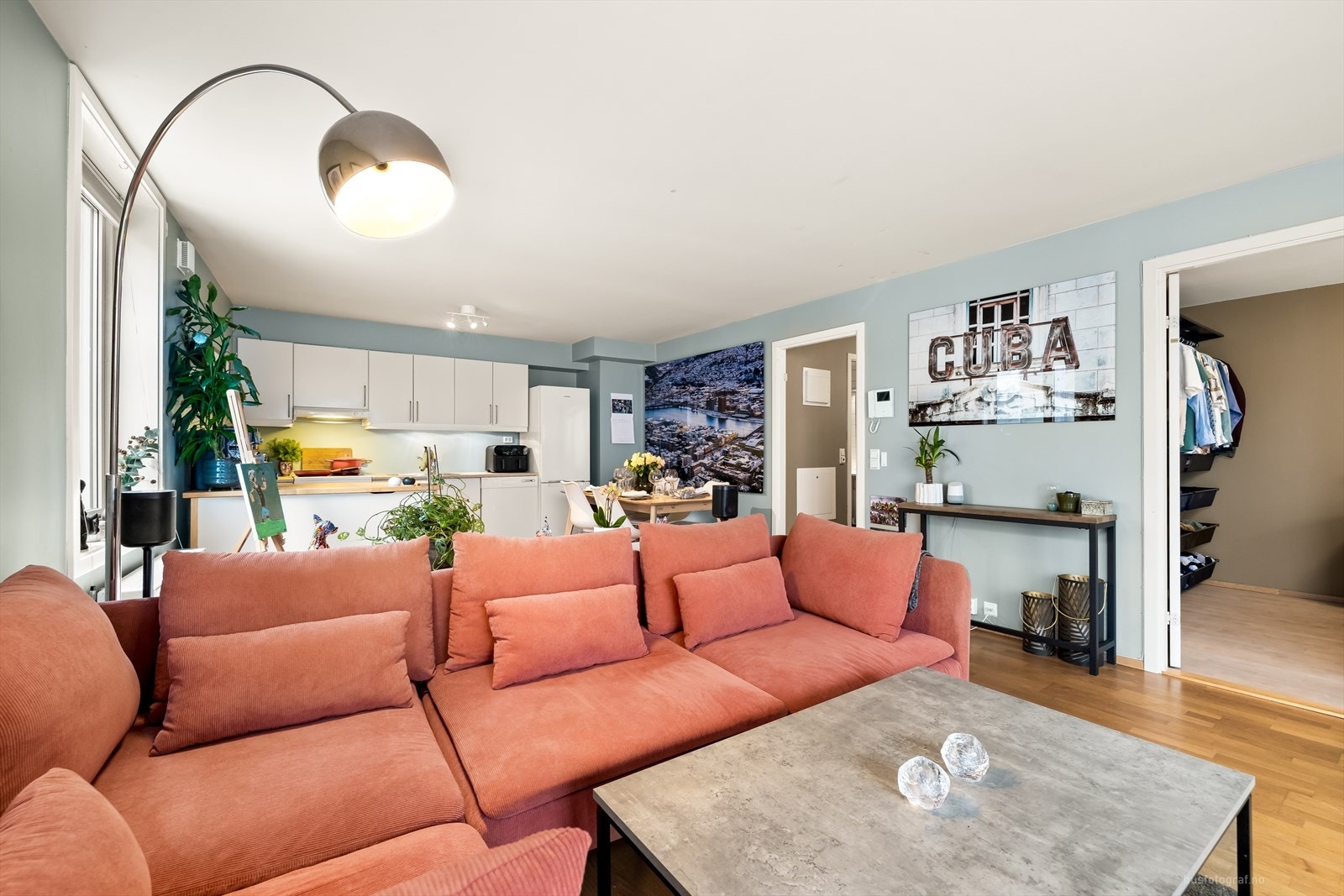 Stuen er pent innredet og videre lett å møblere og det er rom for å møblere med flere sittegrupper. Galleribilde