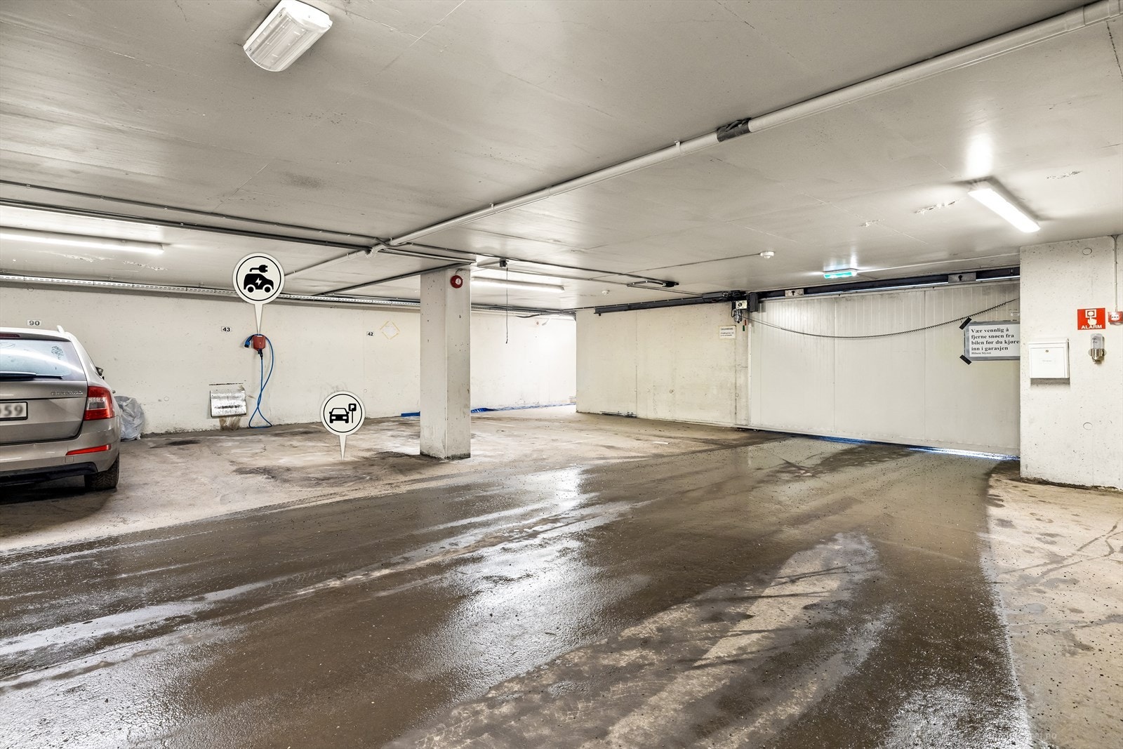I tillegg medfølger en sportsbod nr. 43 på 5 kvm i felles kjeller og en garasjeplass med elbil lader i felles garasjeanlegg. Galleribilde