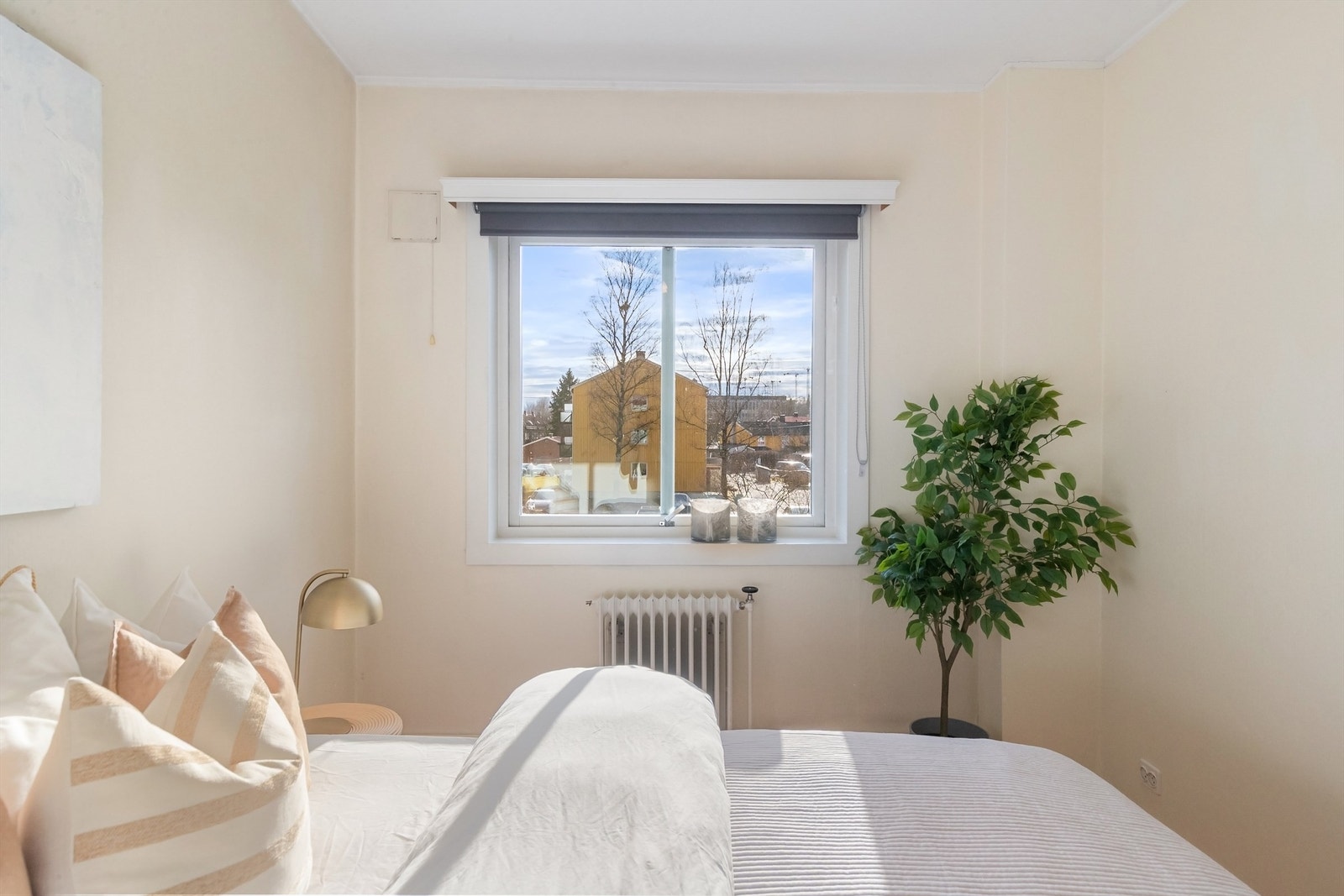 Soverommene har en rolig plassering i leiligheten, vendt mot grøntområder. Galleribilde