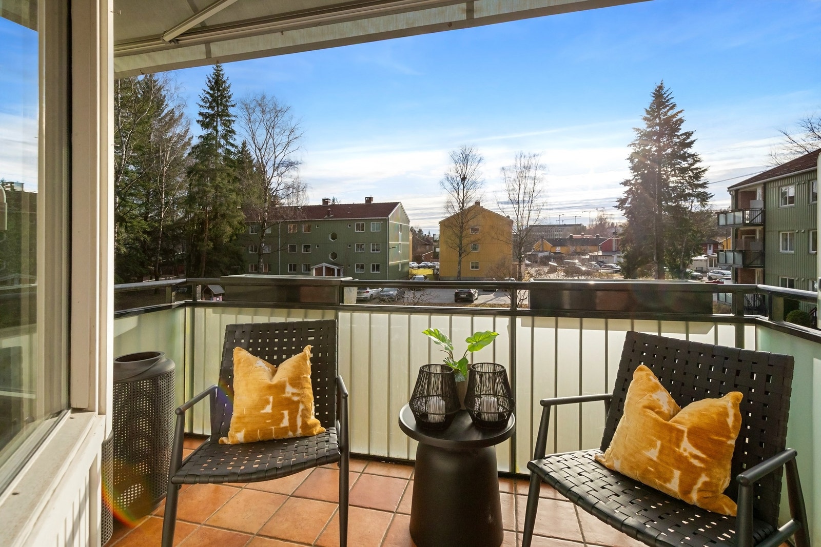 Fantastisk vest-vendt balkong med strålende solforhold Galleribilde