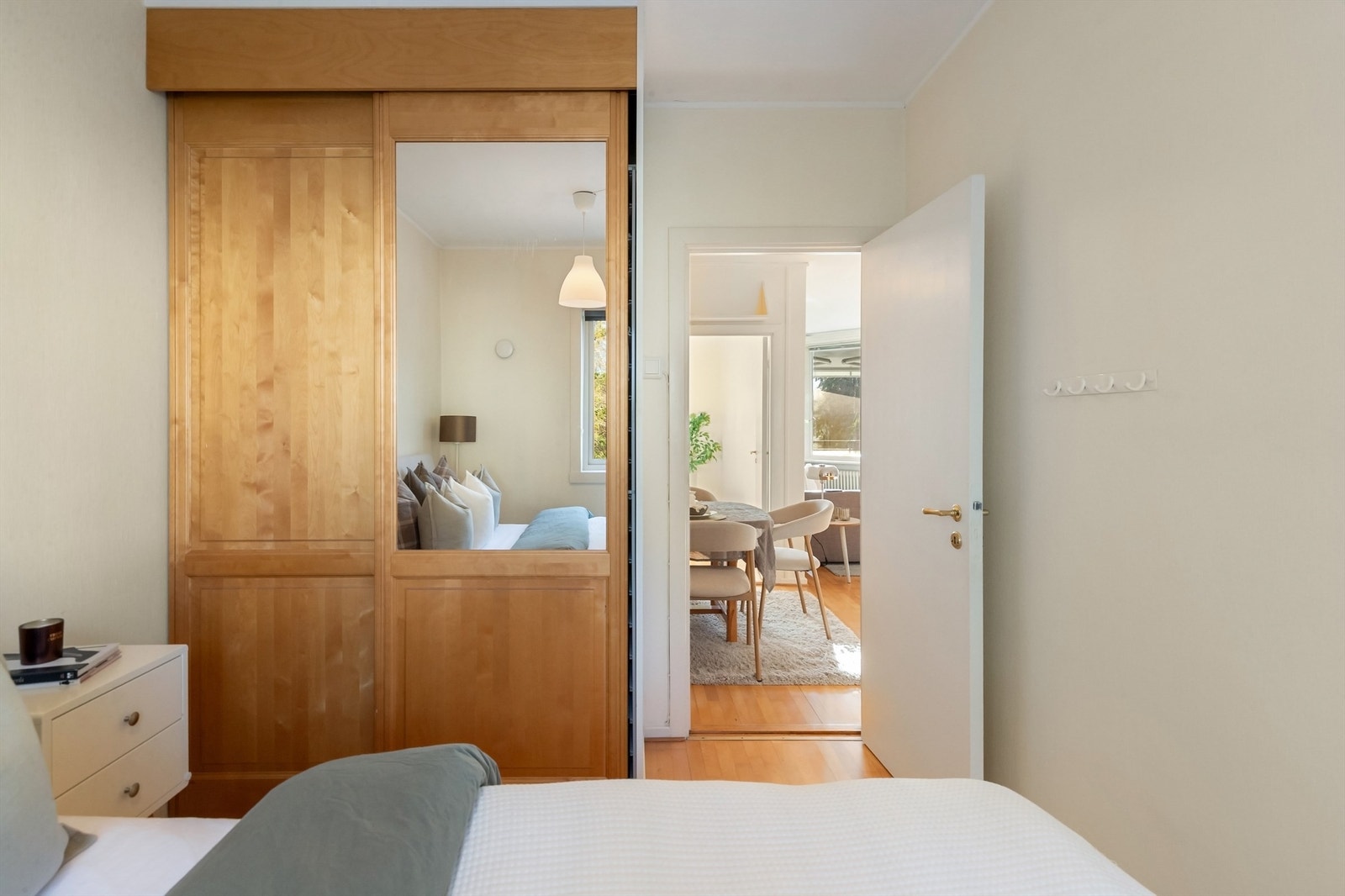 Romslig skyvedørsgarderobe for effektiv oppbevaring. Galleribilde