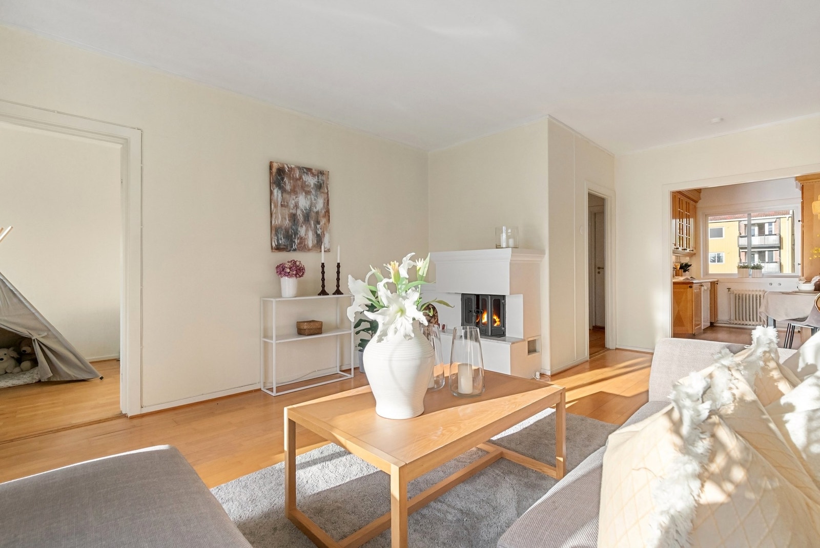 Stuen er leilighetens samlingspunkt, med god plass til både sofagruppe og spisebord. Galleribilde