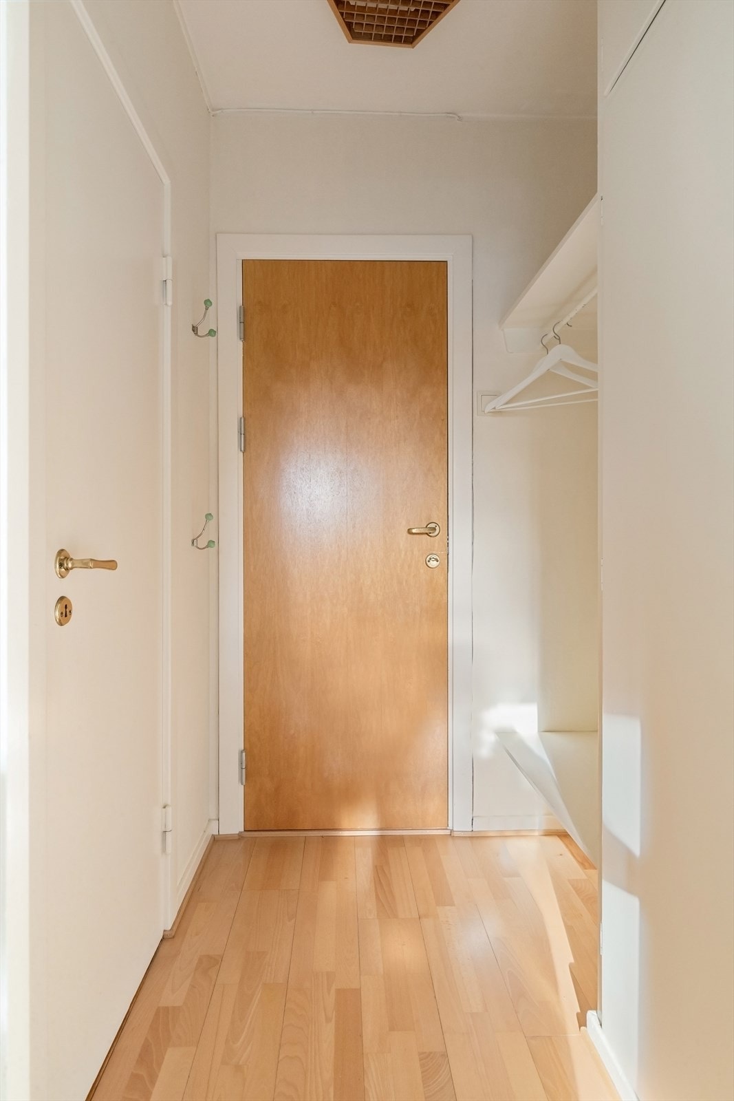 Fra gangen er det adkomst til leilighetens tre soverom, bad og toalettrom. Galleribilde
