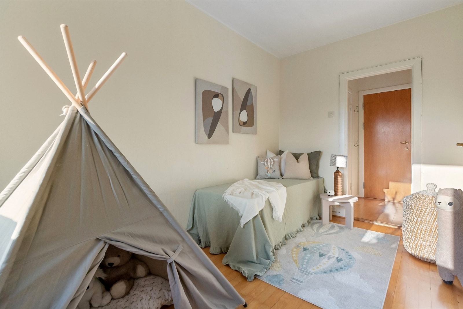 Alle soverommene har slette innerdører og en takhøyde på ca. 2,51-2,53 meter. Galleribilde