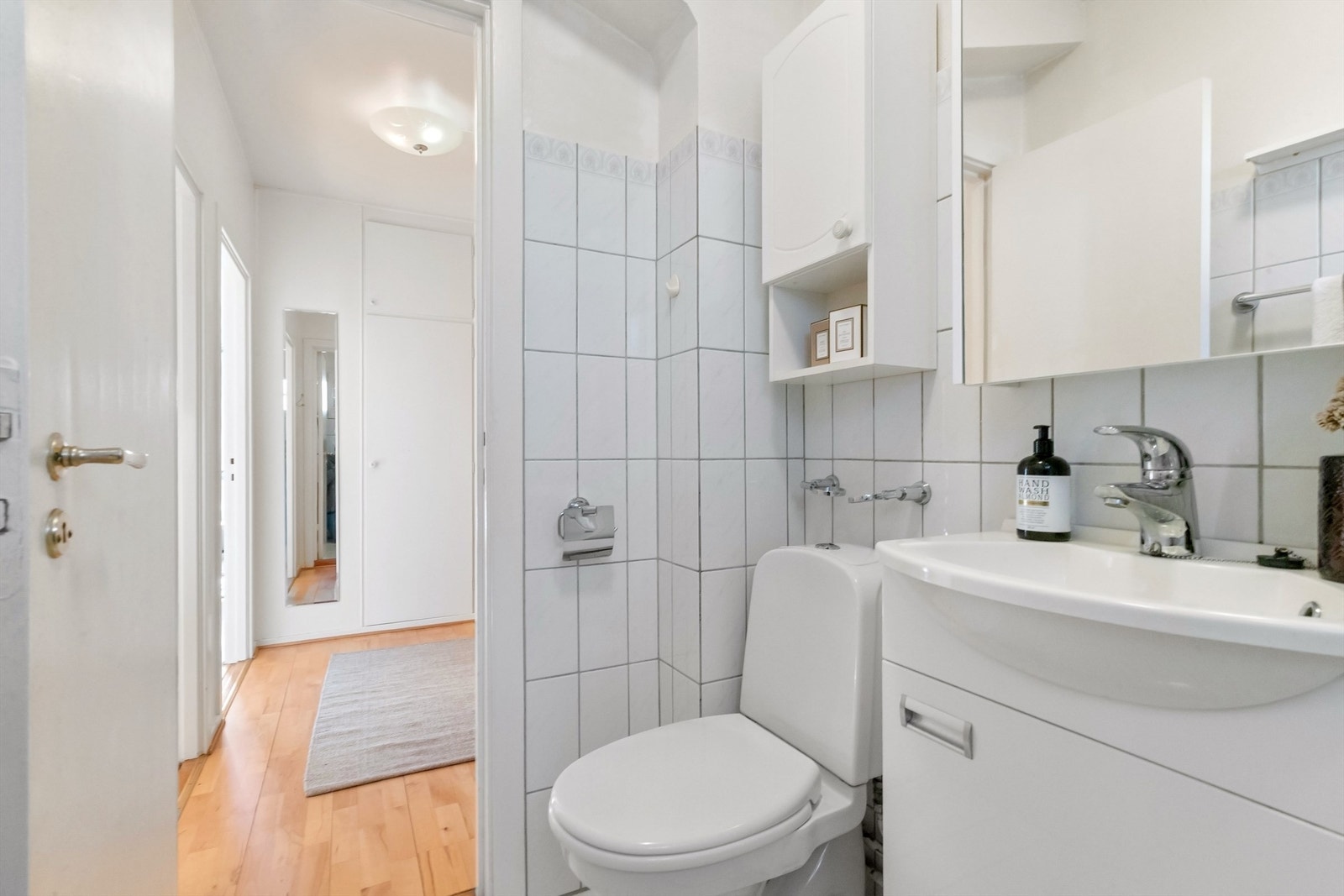 Både badet og toalettrommet er praktisk plassert i tilknytning til gangen. Galleribilde