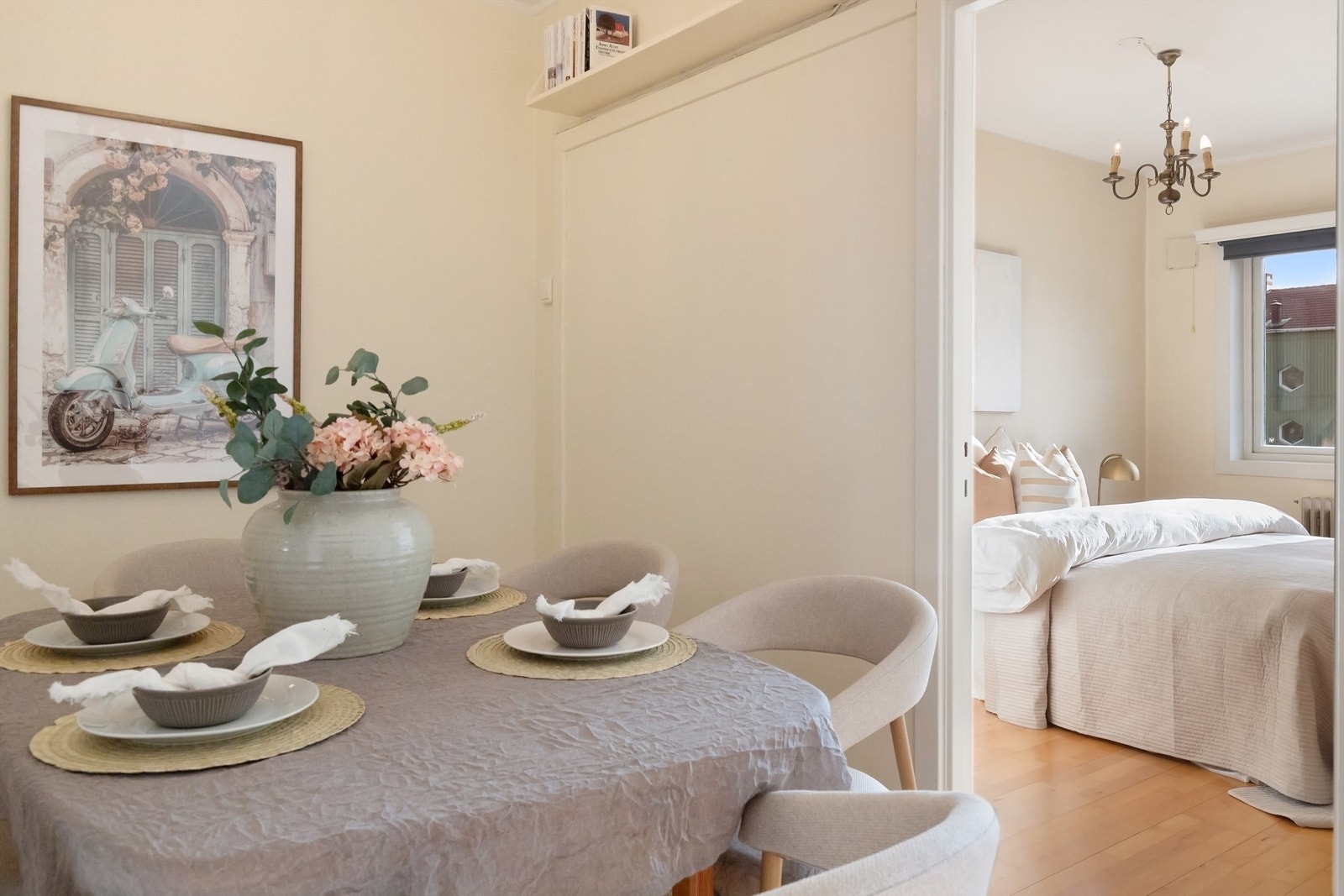 Det er god plass til en egen spisesone i tilknytning til stuen. Galleribilde