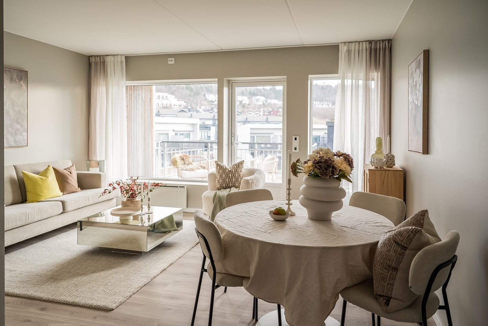 En romslig 2-roms selveierleilighet med god planløsning. Romslig stue med ekstra god takhøyde, og plass for både sofagruppe og spisebord. Galleribilde