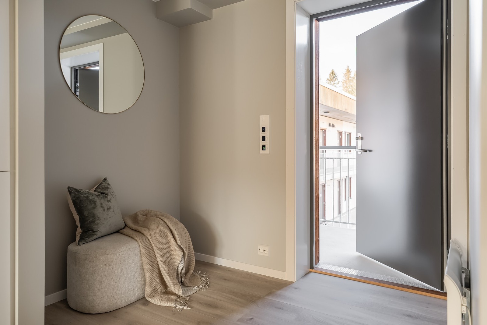 Inngang med plass for klesoppheng eller garderobe. Takoverbygget inngang hele veien til heis, som går ned til garasjekjeller. Galleribilde