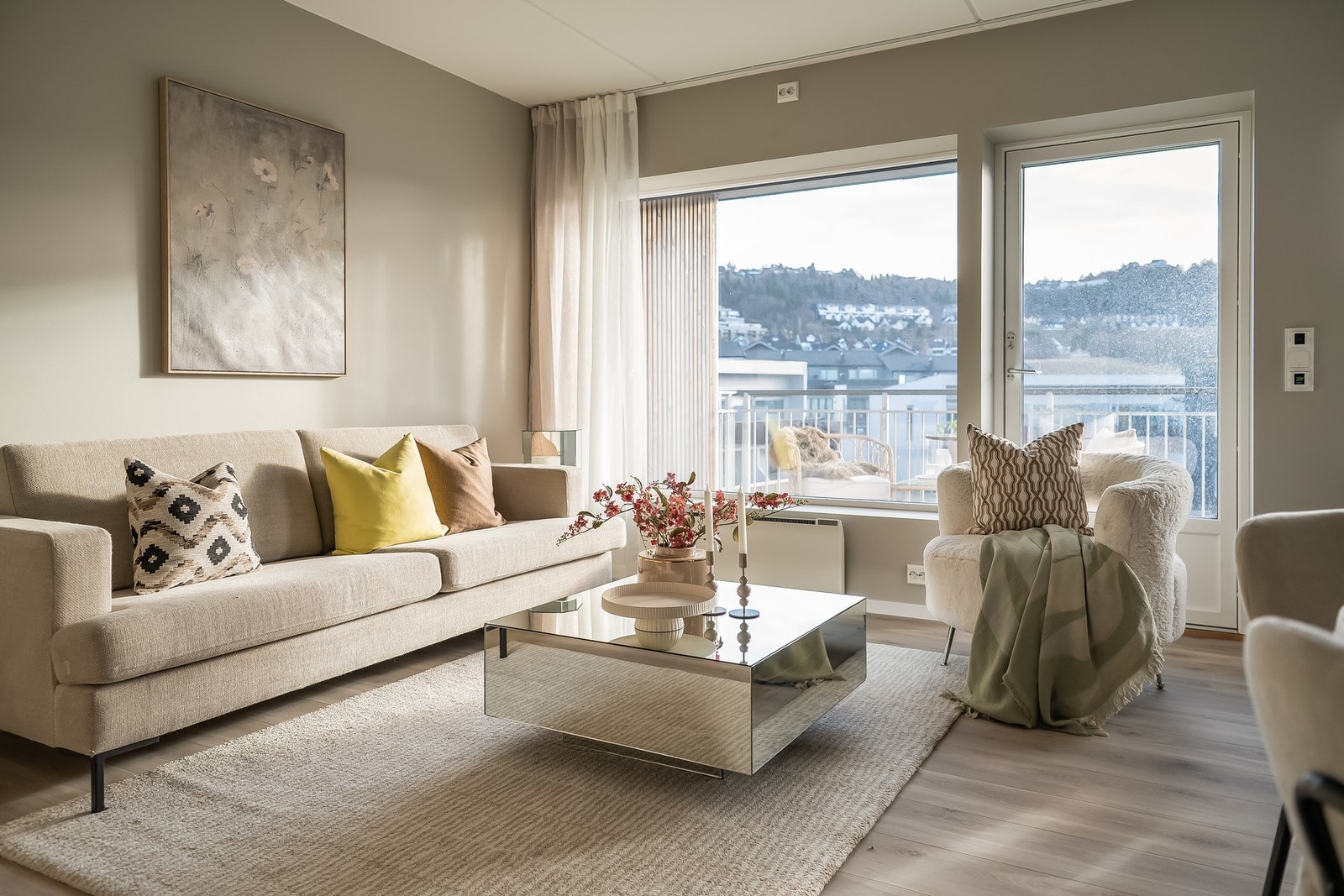 Leiligheten ligger i et moderne bygg med passivhusstandard, som sikrer god isolasjon for varme og støy, samt godt inneklima. Galleribilde