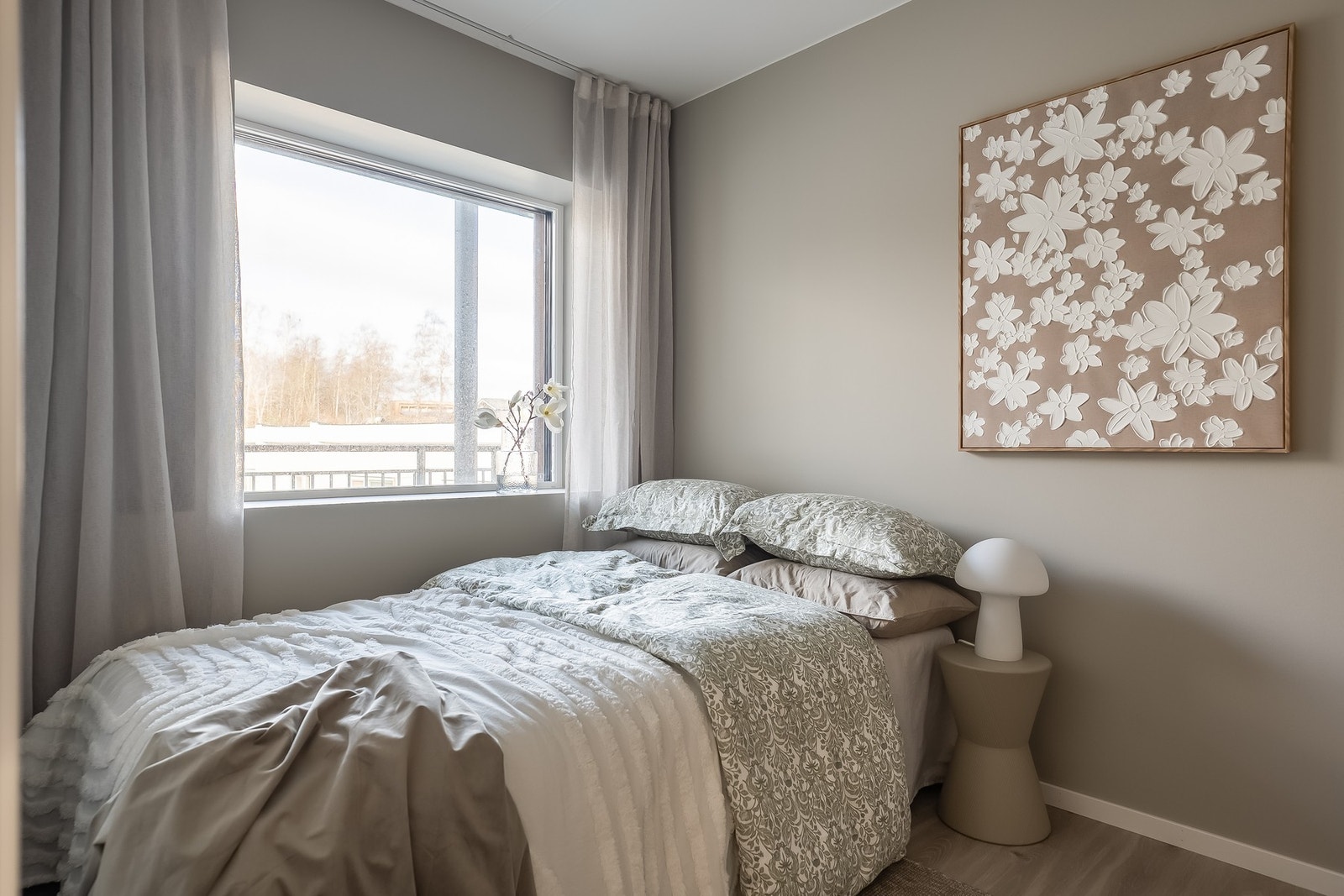 Fint og koselig soverom. Eget luftevindu. Leligheten har balansert ventilasjon som sikrer god luft og klima til en hver tid. Galleribilde