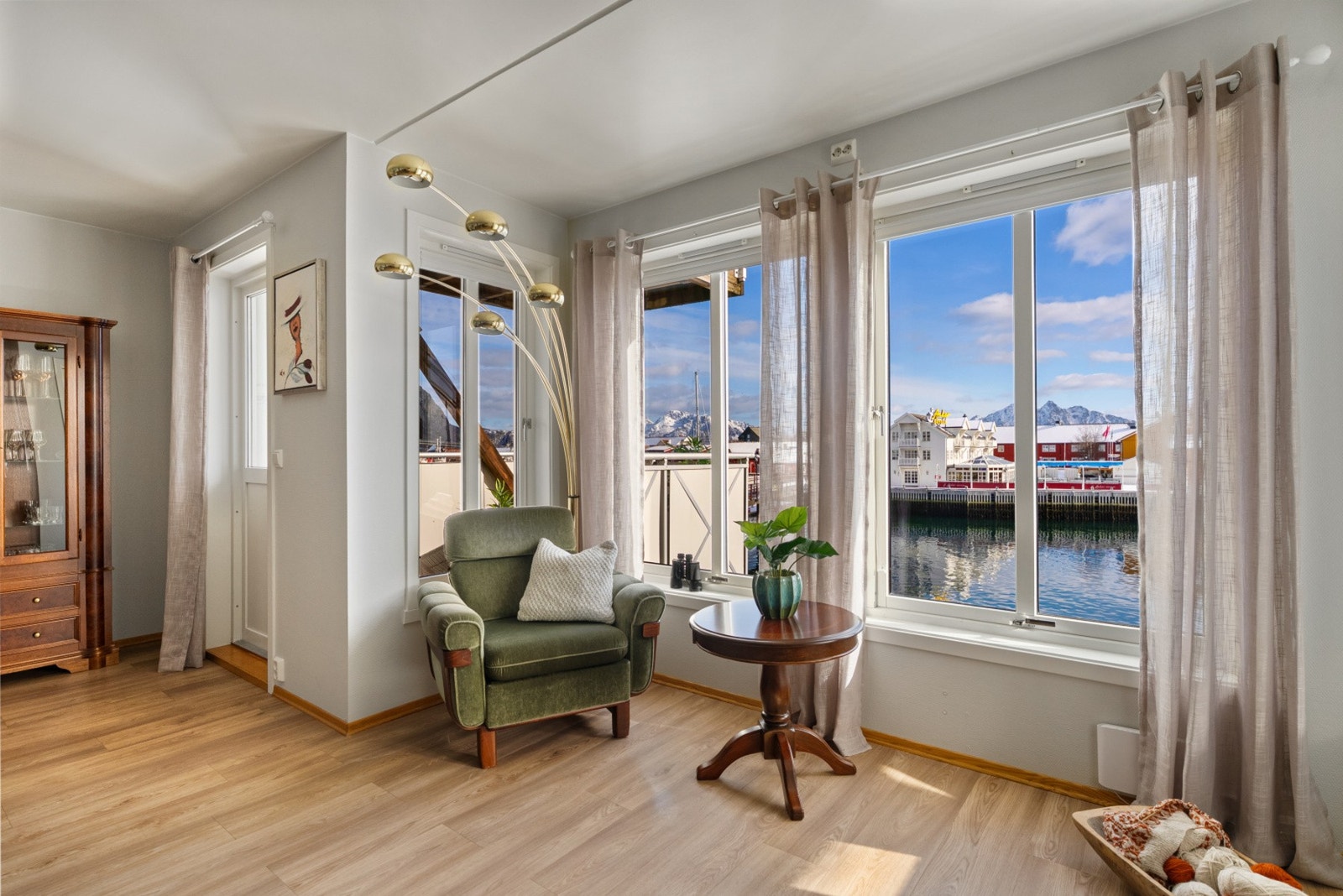 Rommet er utformet for å gi en følelse av romslighet og rikelig med lysinnslipp. Galleribilde