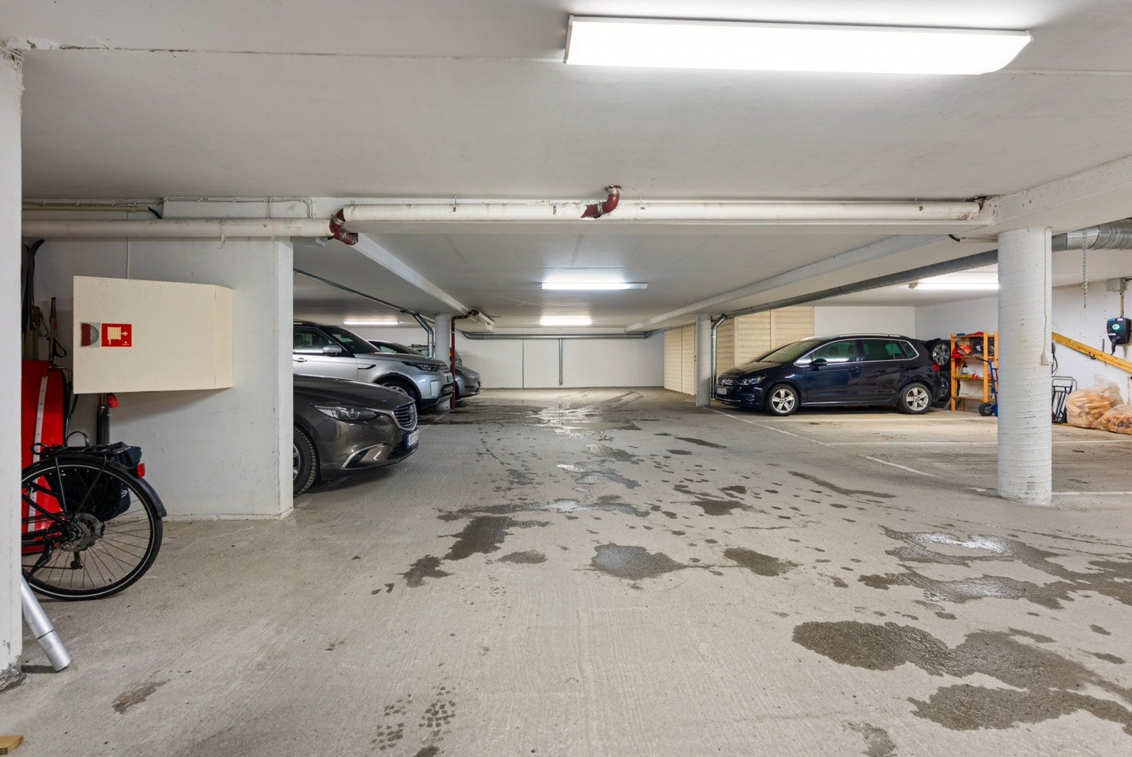 En av de store fordelene med denne leiligheten er den tilhørende parkeringsplassen i borettslagets garasjeanlegg. Galleribilde