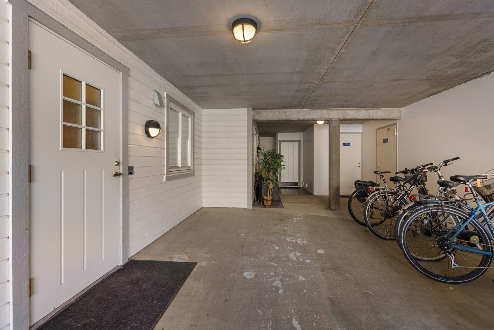 Overbygget inngangsparti med egen inngang, praktisk sykkelparkering og adkomst til fellesarealer. Galleribilde