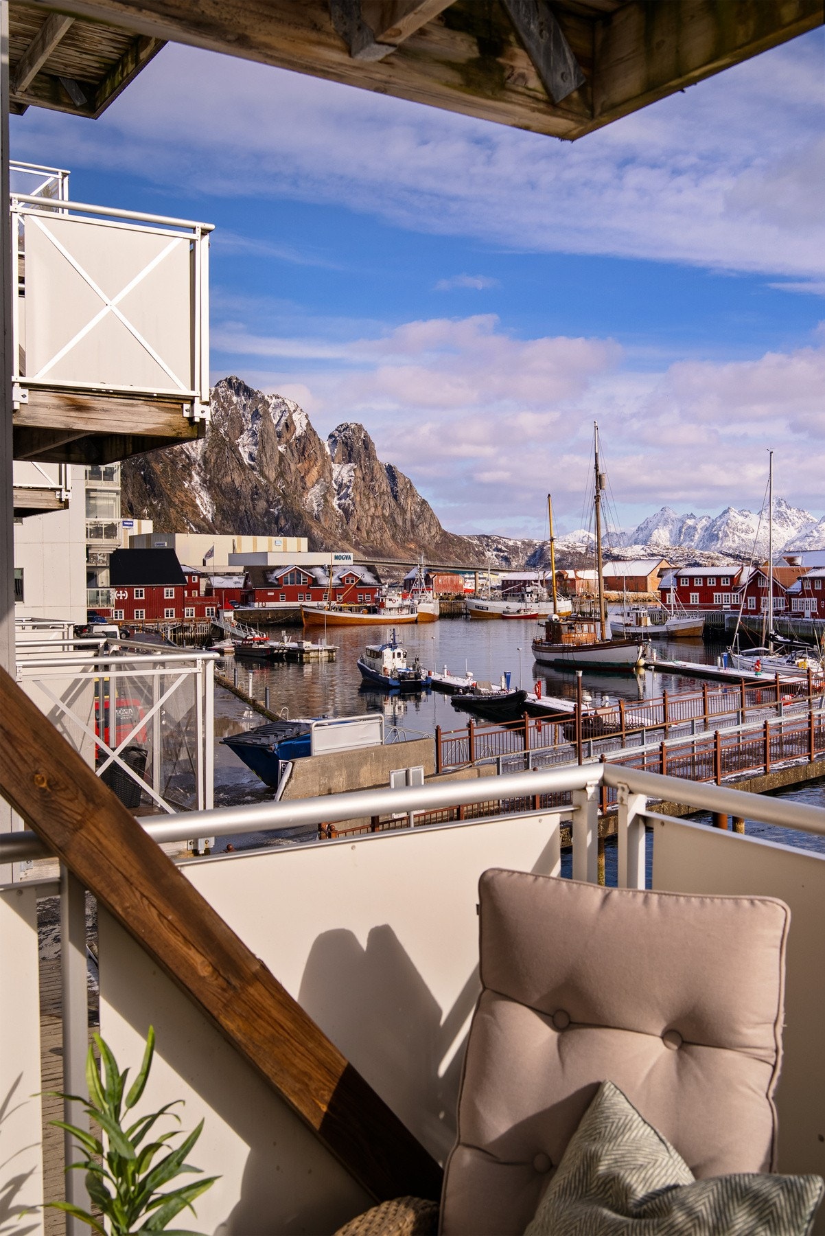Svolvær havn, et yrende knutepunkt, ligger like utenfor boligen. Galleribilde