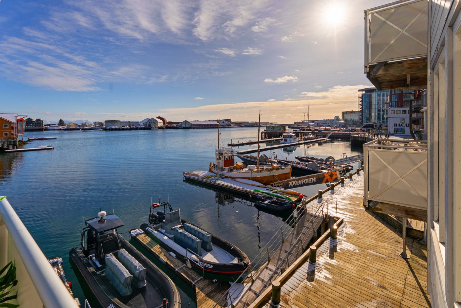 Samtidig er det bare en kort spasertur til Svolvær torg med et godt utvalg av butikker, kaféer og servicetilbud Galleribilde