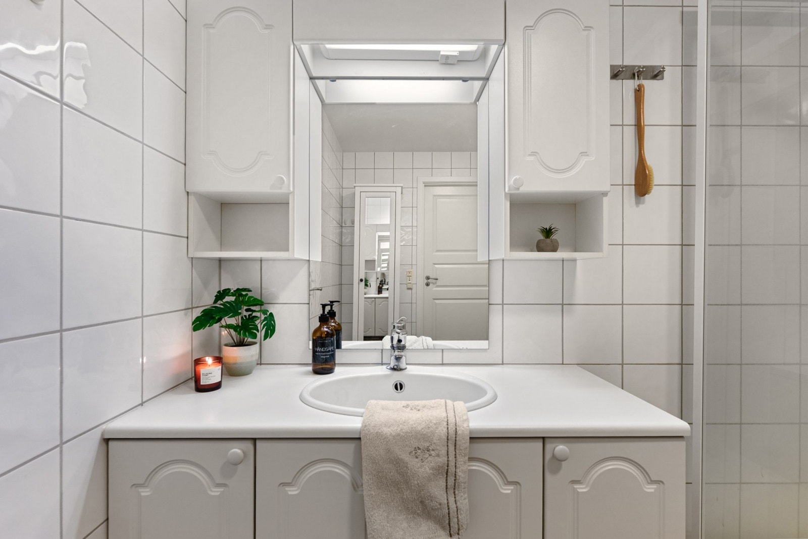 Badet er helfliset med tidløse fliser på både gulv og vegger, og er utstyrt med behagelig gulvvarme for ekstra komfort. Galleribilde