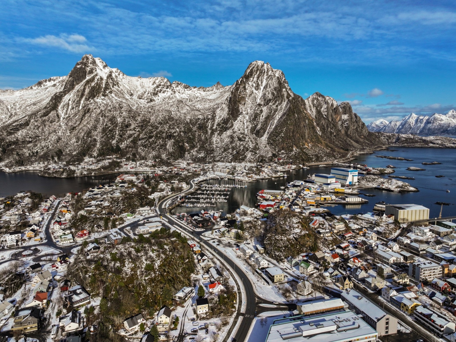 Beliggenheten gir også et fantastisk utgangspunkt for å utforske den spektakulære naturen Lofoten er kjent for, med utallige turmuligheter både til fots og til vanns. Galleribilde