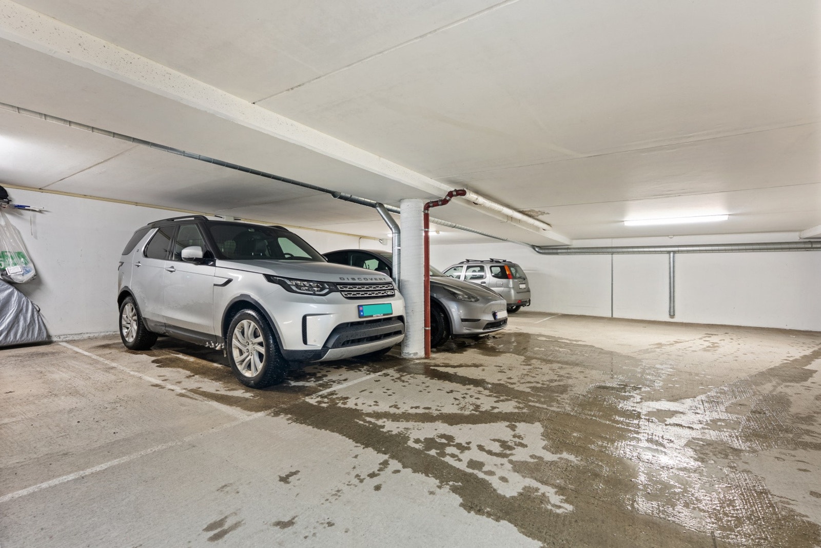 Her står bilen din trygt og tørt, skjermet for vær og vind. Galleribilde