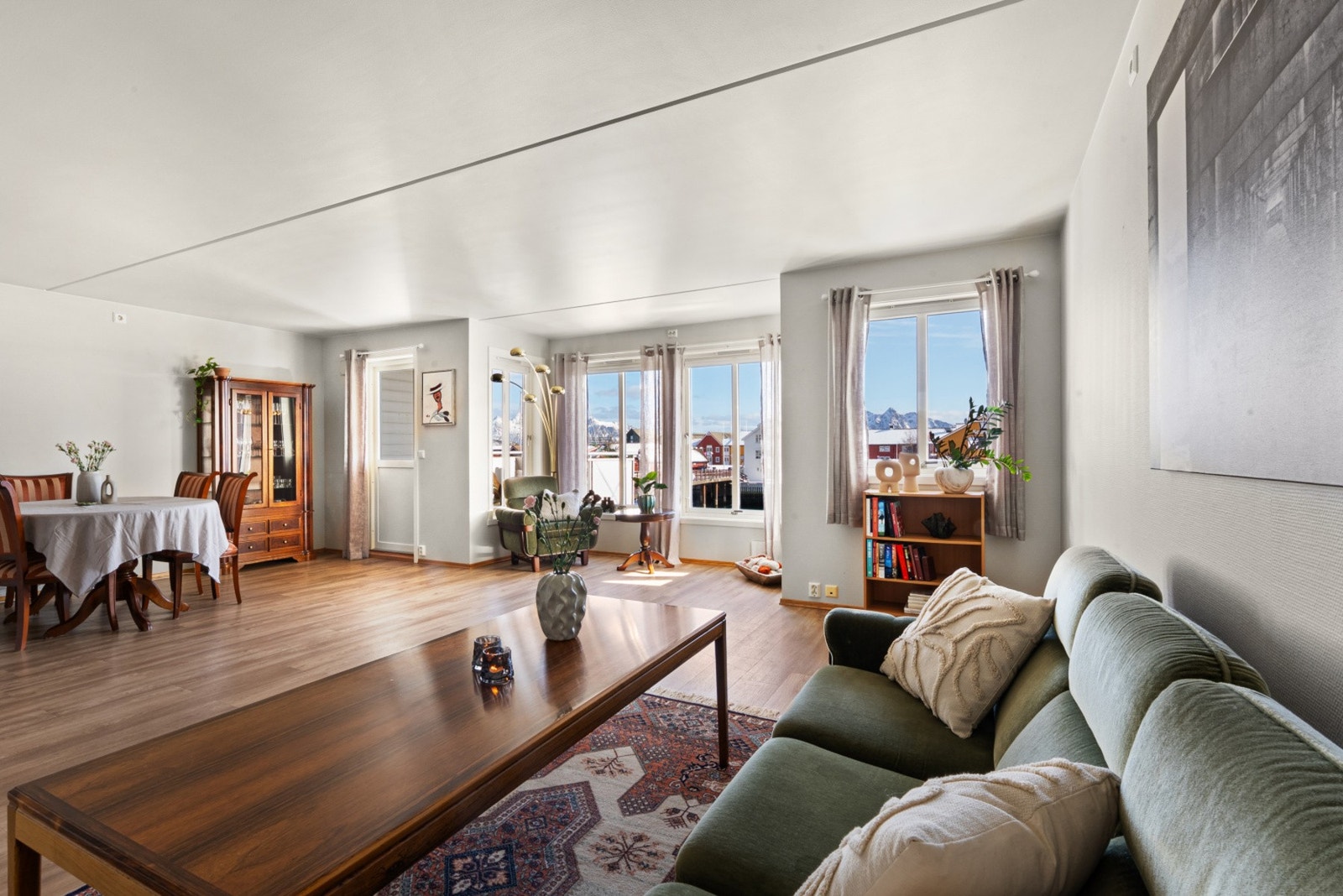 De store vindusflatene sørger for rikelig med naturliglys. Galleribilde