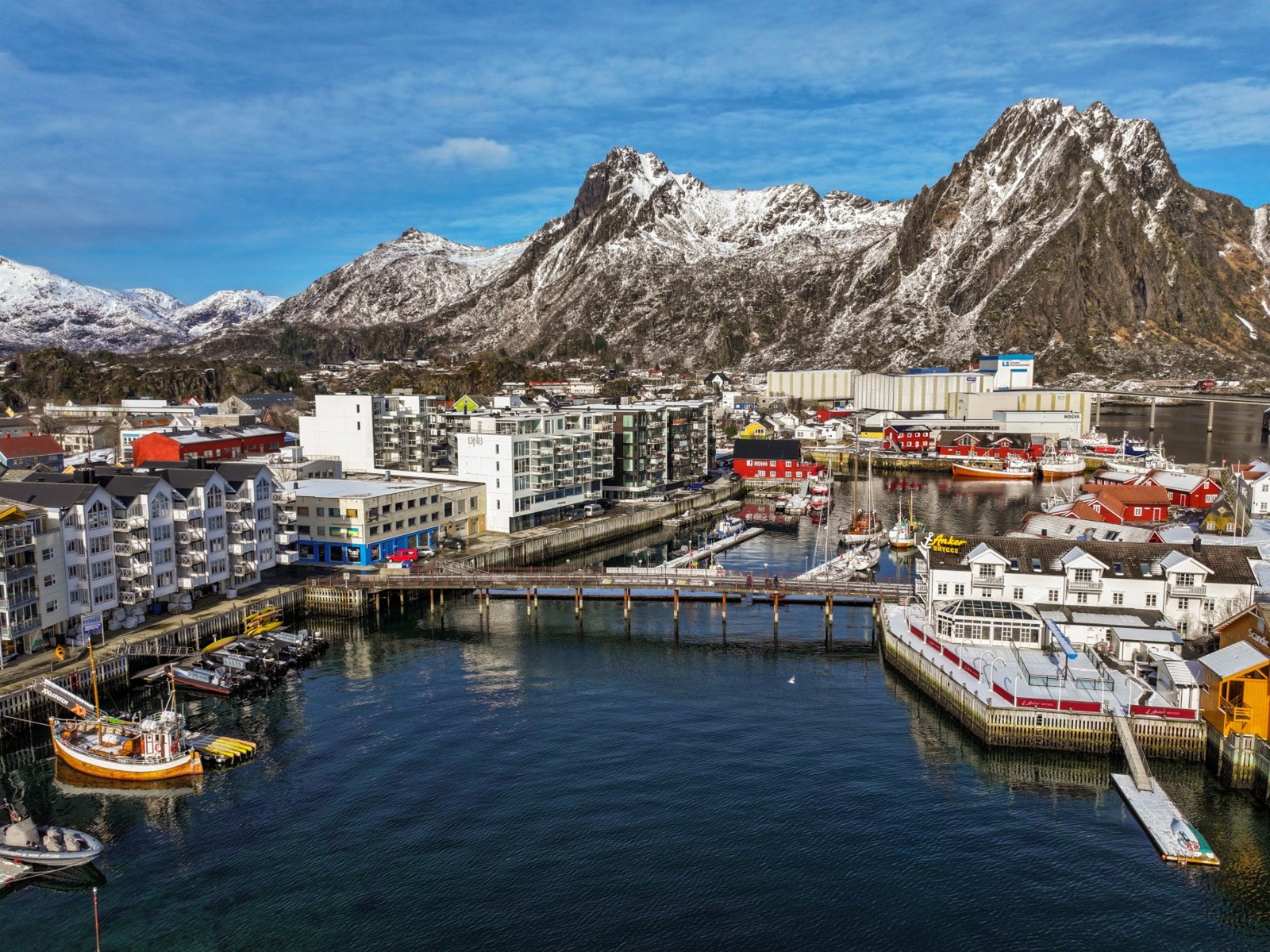 Området er også familievennlig med gangavstand til Svolvær skole (1-10 trinn) og barnehager. Galleribilde
