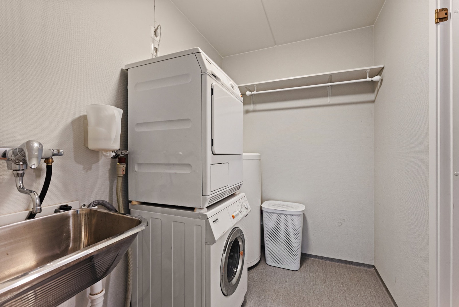 Dette dedikerte rommet gir utmerket plass til vaskemaskin og tørketrommel, samt gode muligheter for tørking og oppbevaring av klesvask. Galleribilde