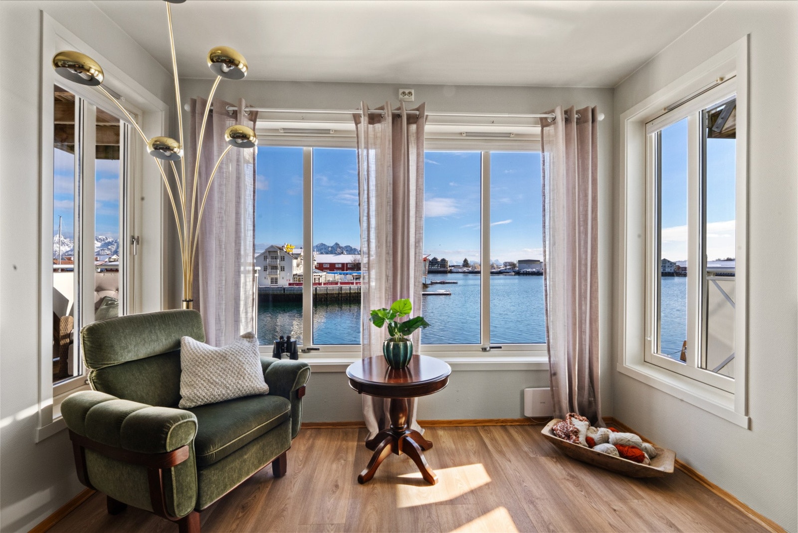 Dette er et lyst og luftig allrom med god plass til både en komfortabel sofagruppe og et spisebord for hyggelige måltider med familie og venner. Galleribilde