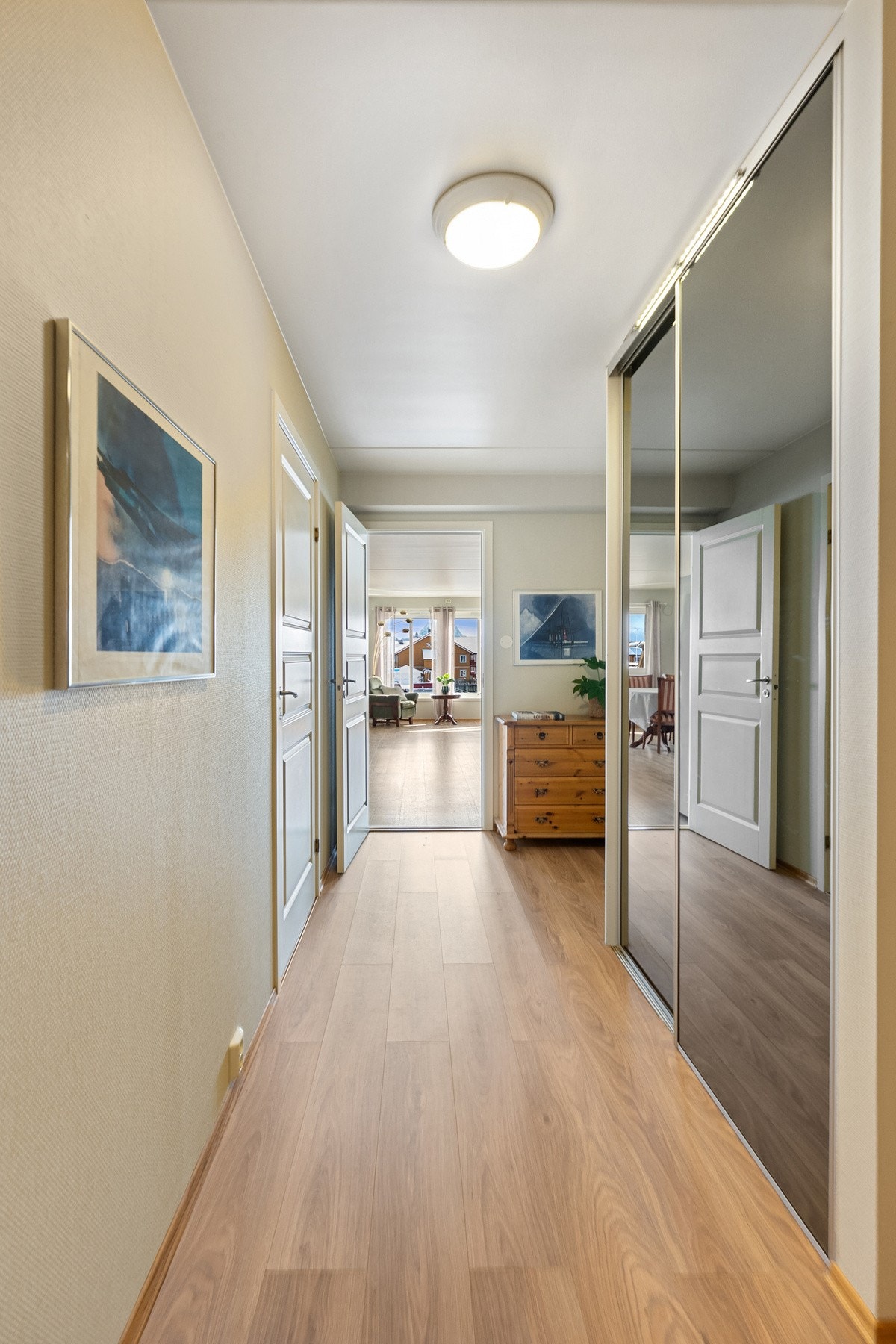 Romsling gang som fungerer som et naturlig knutepunkt i boligen. Galleribilde
