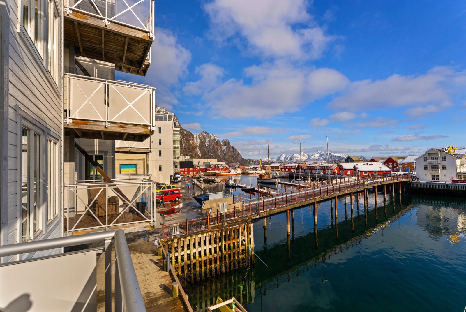 Flott utsyn mot havnemiljøet i Svolvær med fjellene rundt byen som vakker kulisse. Galleribilde