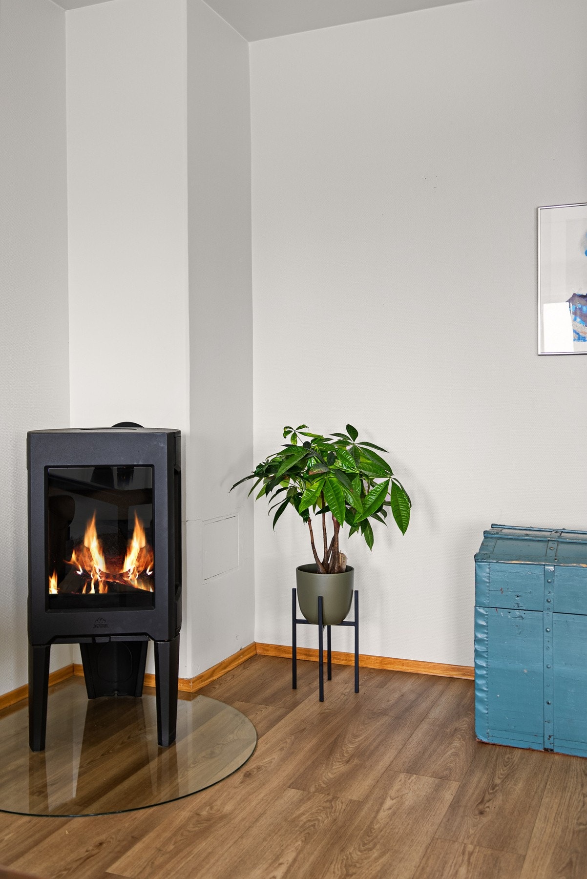 I stuen er det installert en moderne vedovn som gir en lun og behagelig varme på kalde dager, og skaper en ekstra koselig atmosfære. Galleribilde