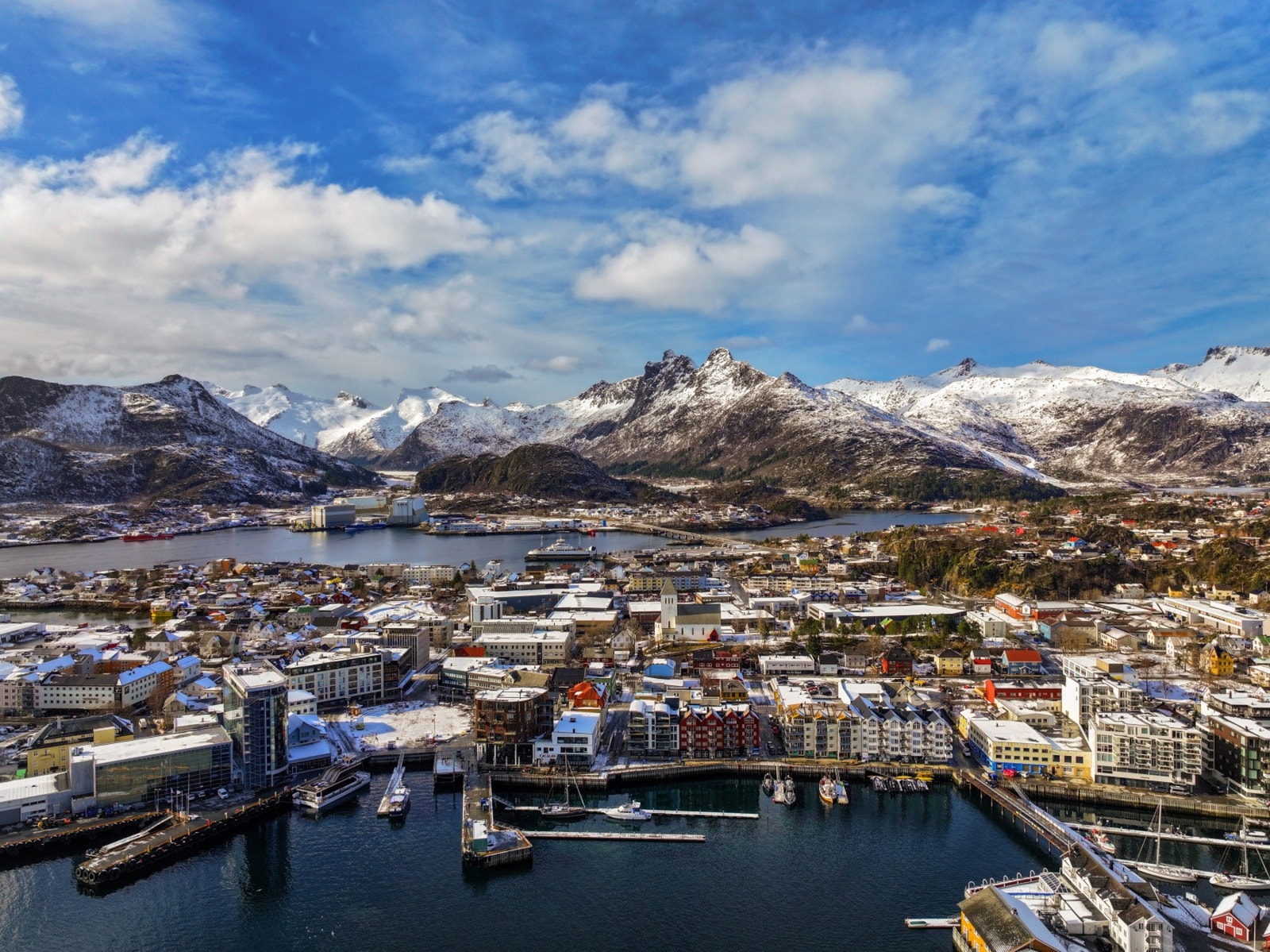 Fra leiligheten er det kun en kort spasertur til sentrumskjernen, hvor man finner et rikt utvalg av servicetilbud. Galleribilde