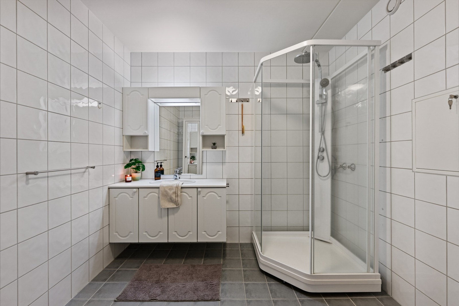 Boligen kan skilte med to separate våtrom, noe som er en betydelig fordel i en travel hverdag. Galleribilde