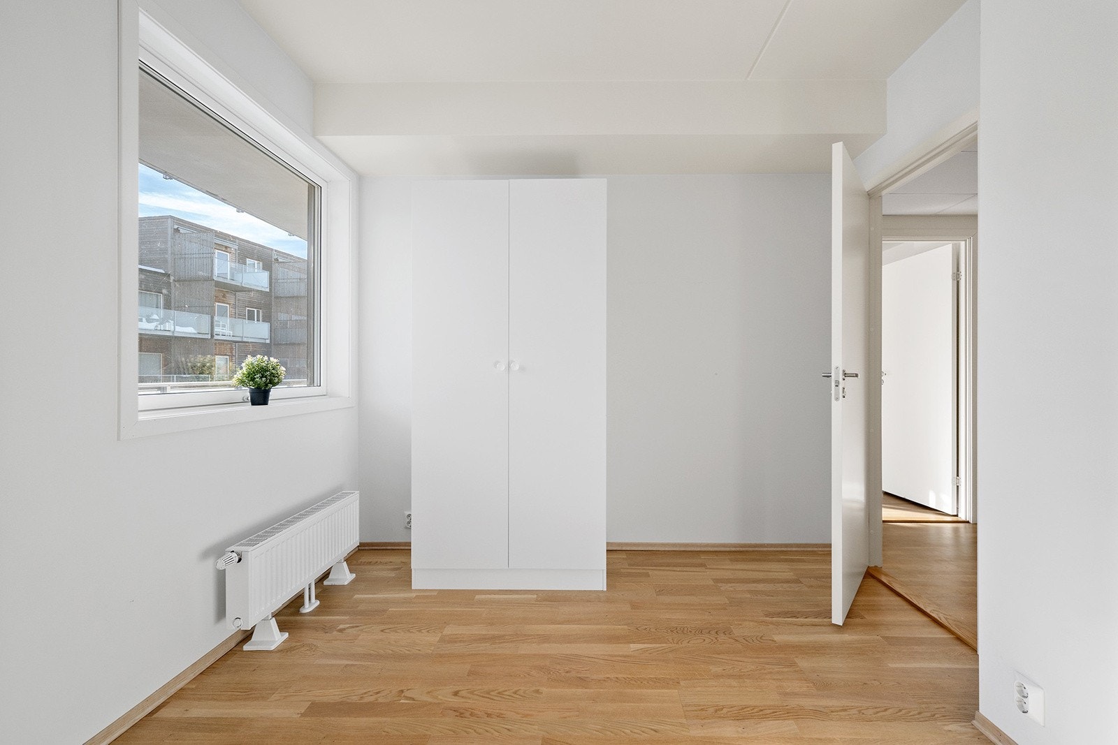 Soverommet har plass til dobbeltseng, nattbord og gaarderobeløsning Galleribilde