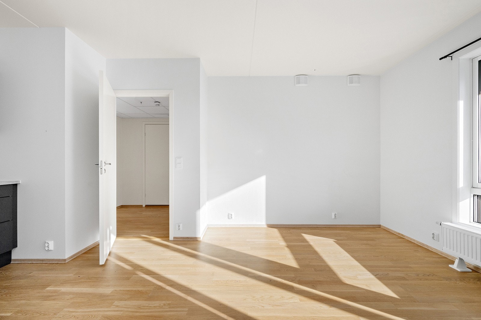 Her er det flere gode møbleringsmuligheter med plass til sofagruppe og spisebord Galleribilde