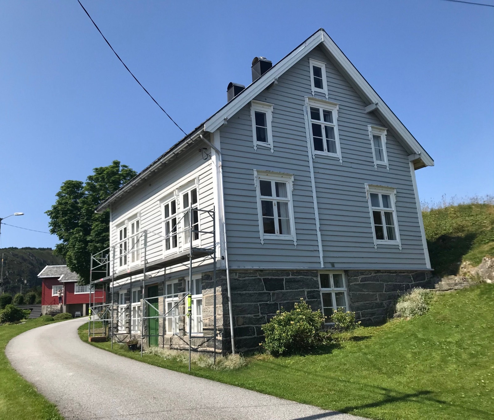 Vegger mot sør og øst. Stillas i forbindelse med oppussing av vinduer. Brannstige er montert fra vindu i 3. et. Galleribilde