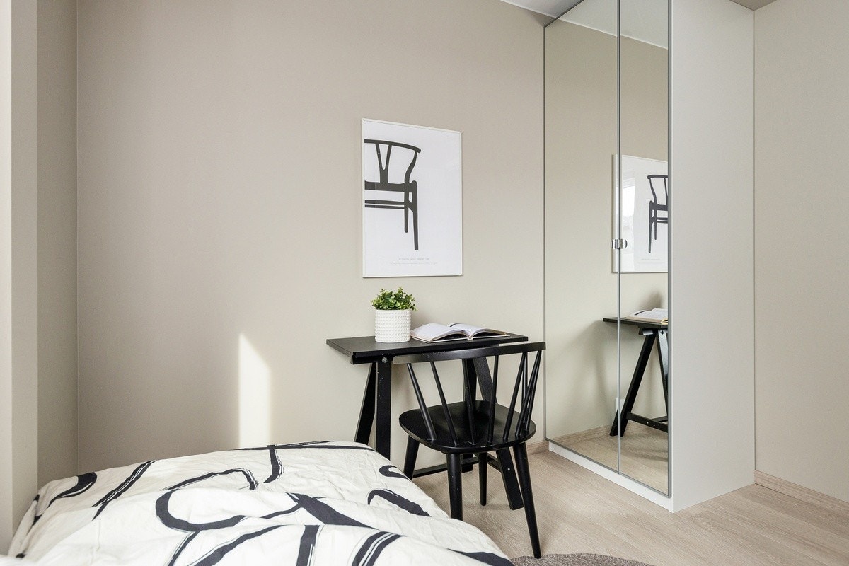 Dette er Saturn. Soverommene er av god størrelse med plass til det man trenger. Seng, nye garderobeskap med speilfronter, panelovn og solskjerming medfølger. Galleribilde
