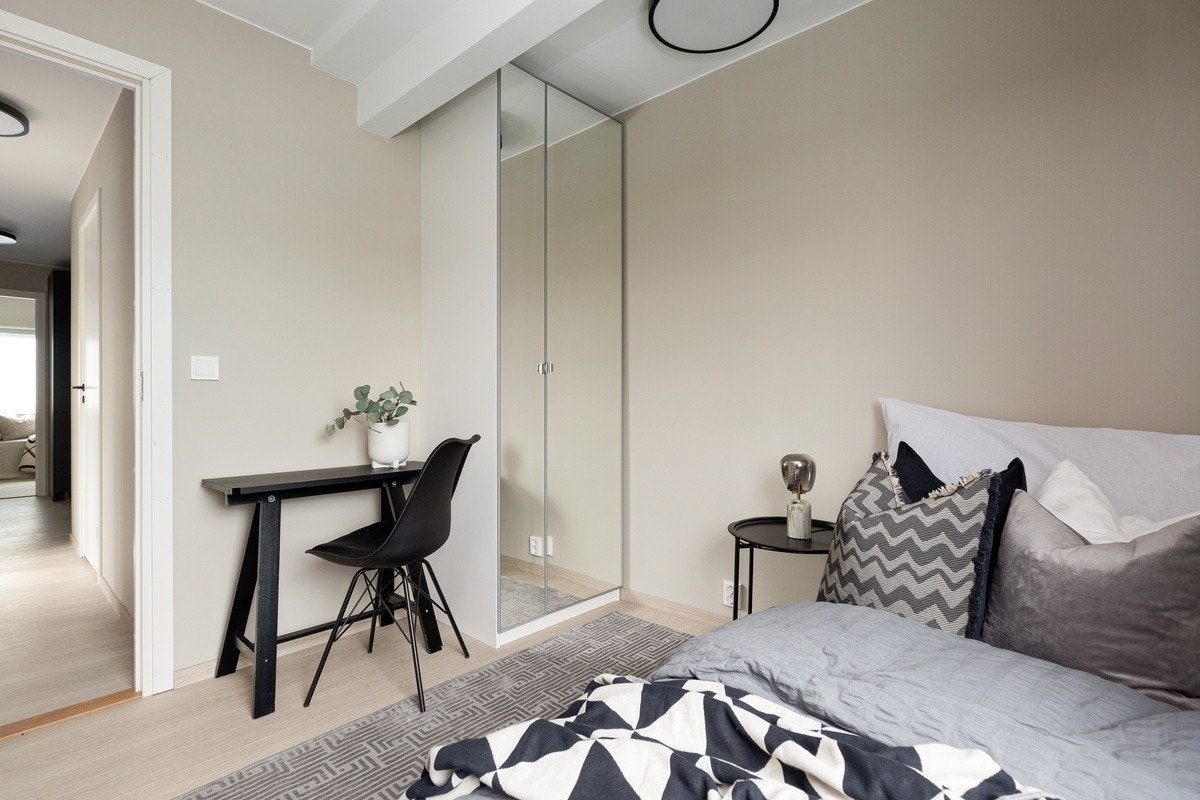 Dette er Mars. Soverommene er av god størrelse med plass til det man trenger. Seng, nye garderobeskap med speilfronter, panelovn og solskjerming medfølger. Galleribilde