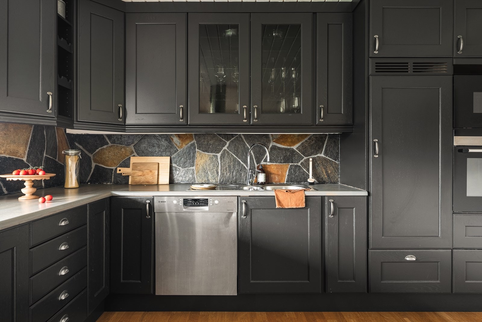 Integrerte hvitevarer og skifer fliser over benk Galleribilde