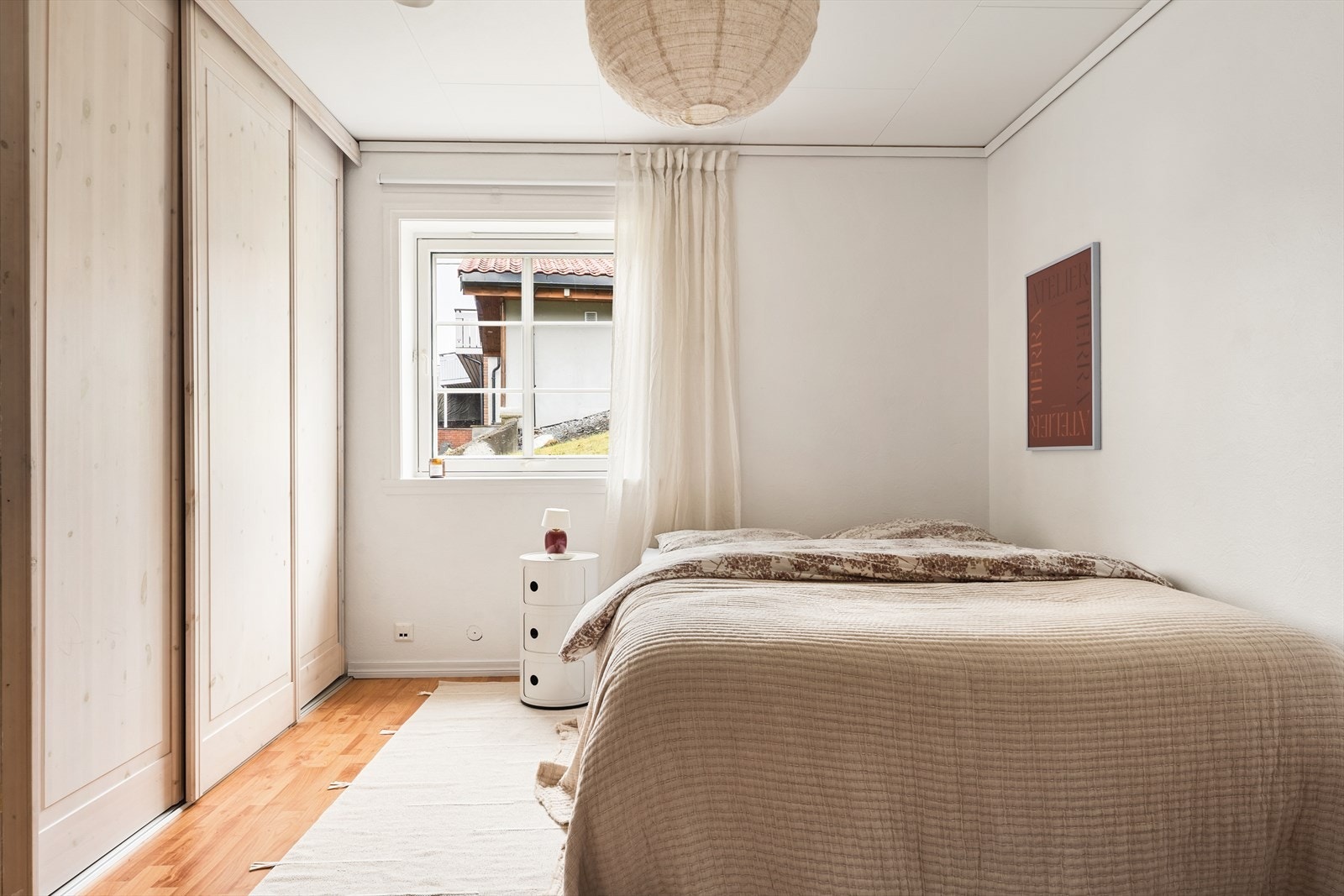 Soverom med gulvvarme og skyvedørsgarderobe Galleribilde