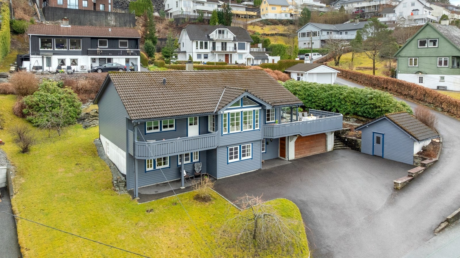 Velkommen til Øvre Seimsmark 47: Stor og flott enebolig - Solrike uteplasser - Fin hage - Dobbelgarasje Galleribilde