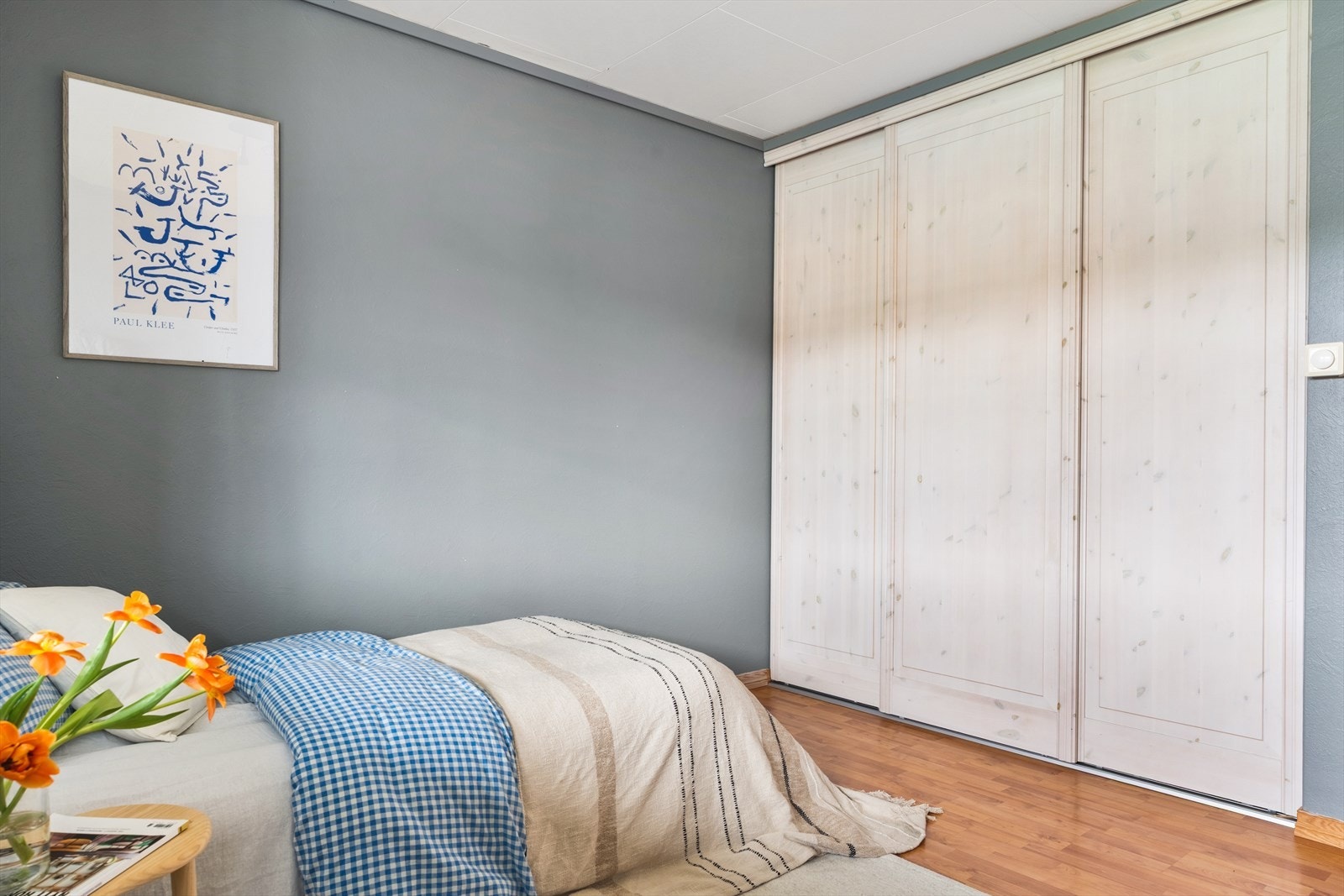 Soverom med gulvvarme og skyvedørsgarderobe Galleribilde