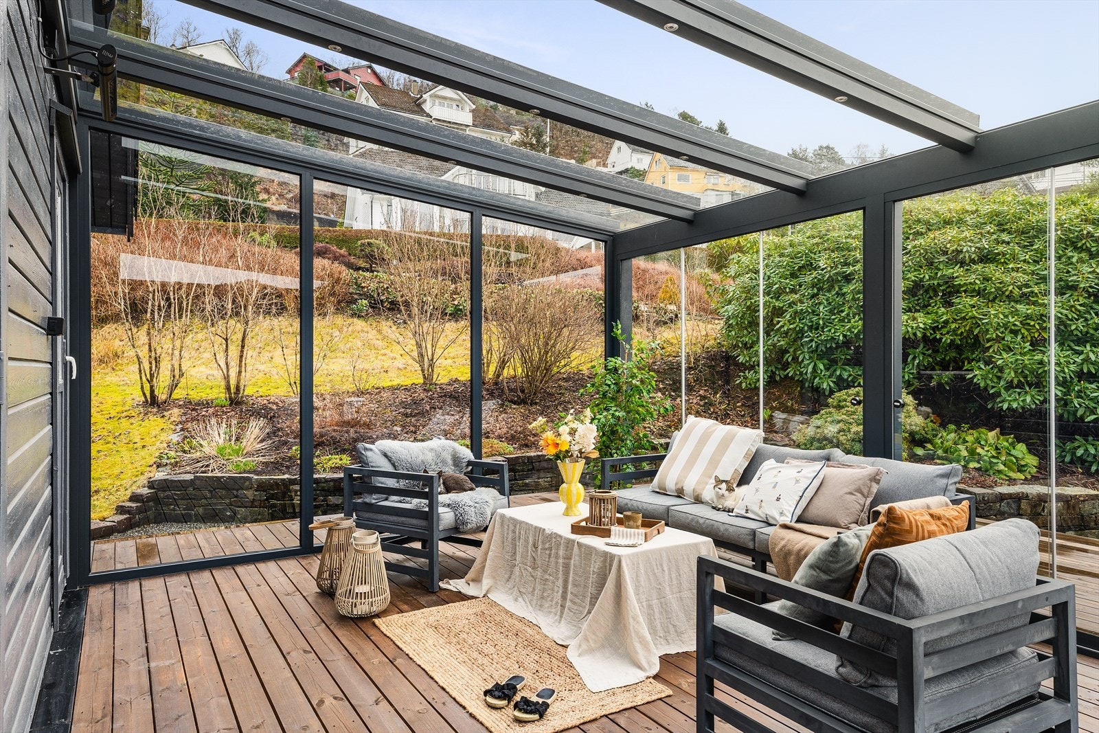 Fin innglasset hagestue på terrassen Galleribilde