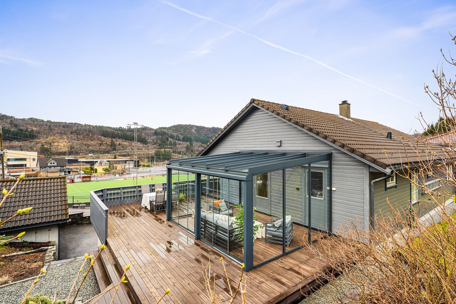 Store solrike terrasse arealer og hage tilhører eiendommen Galleribilde