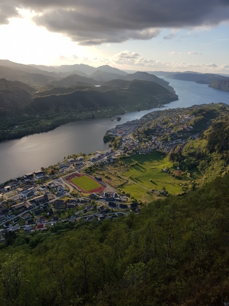 Eiendommen har en flott beliggenhet, med kort vei til sjø og fjell Galleribilde
